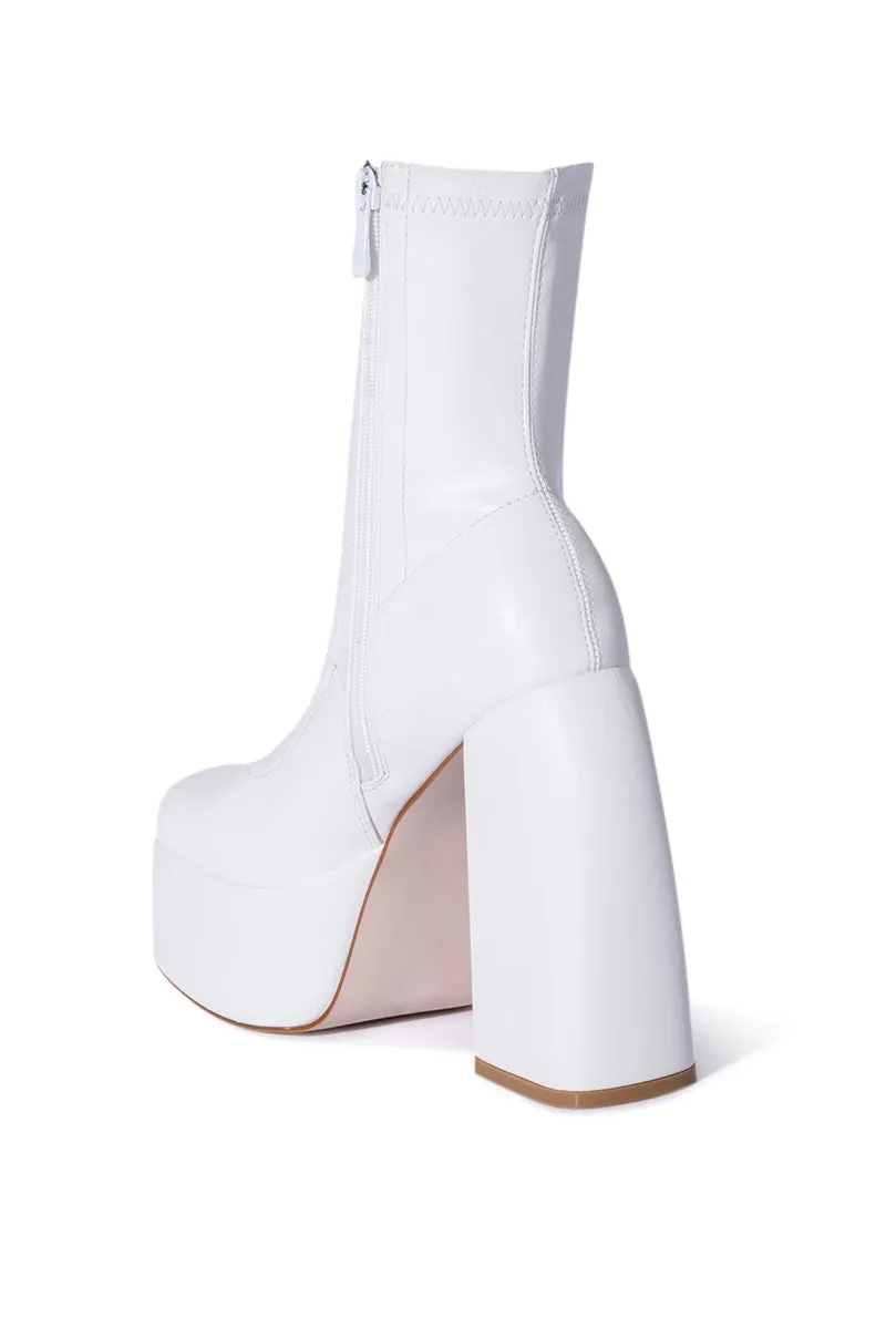 AZALEA WANG EVERLEIGH CHUNKY BOOTIE IN WHITE